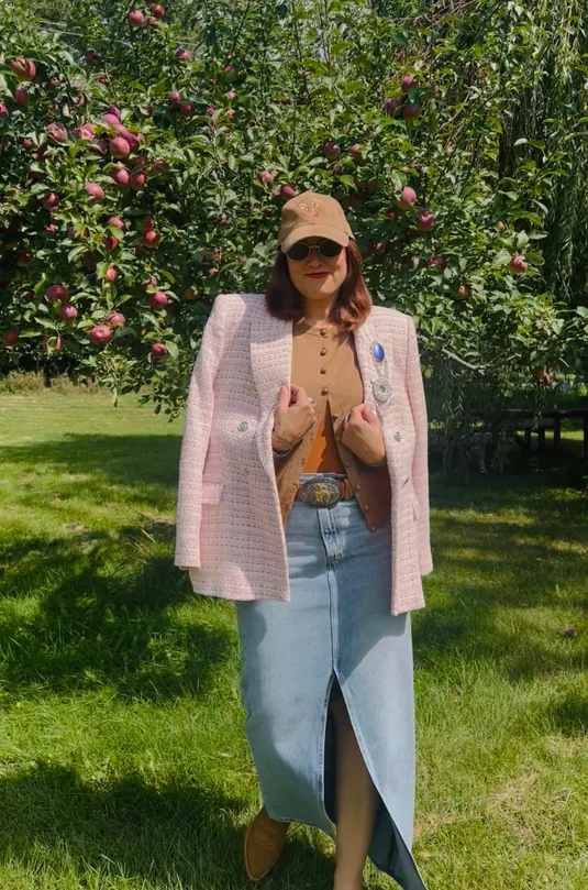 Femme en veston tweed rose et casquette devant un pommier — Collection automne Honeybou