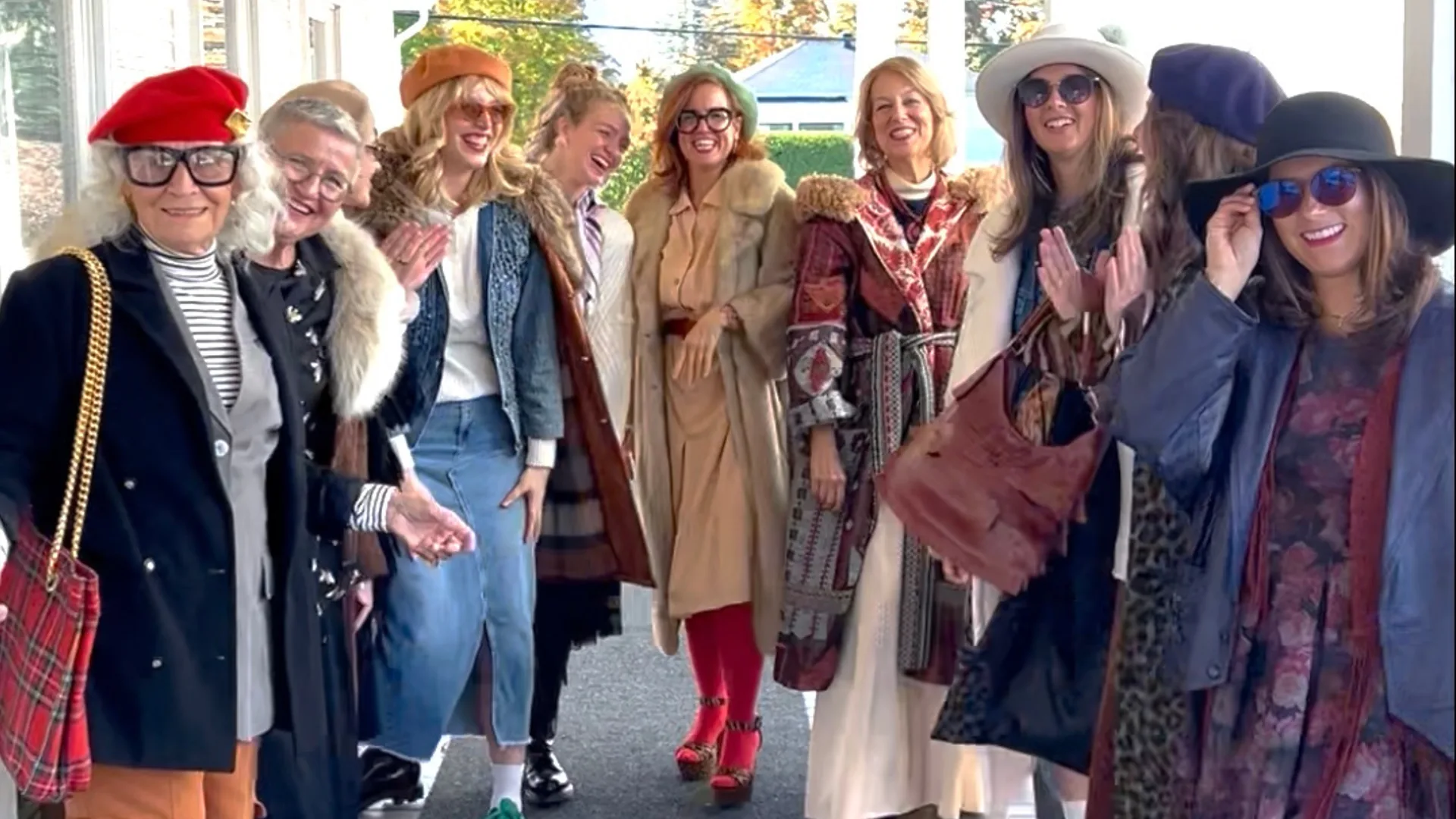 Groupe de femmes souriantes en manteaux et chapeaux vintage aux couleurs automnales — Friperie Honeybou Mont-Saint-Hilaire