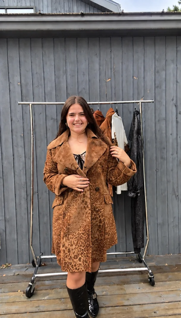 Manteau vintage léopard en suède doux caramel